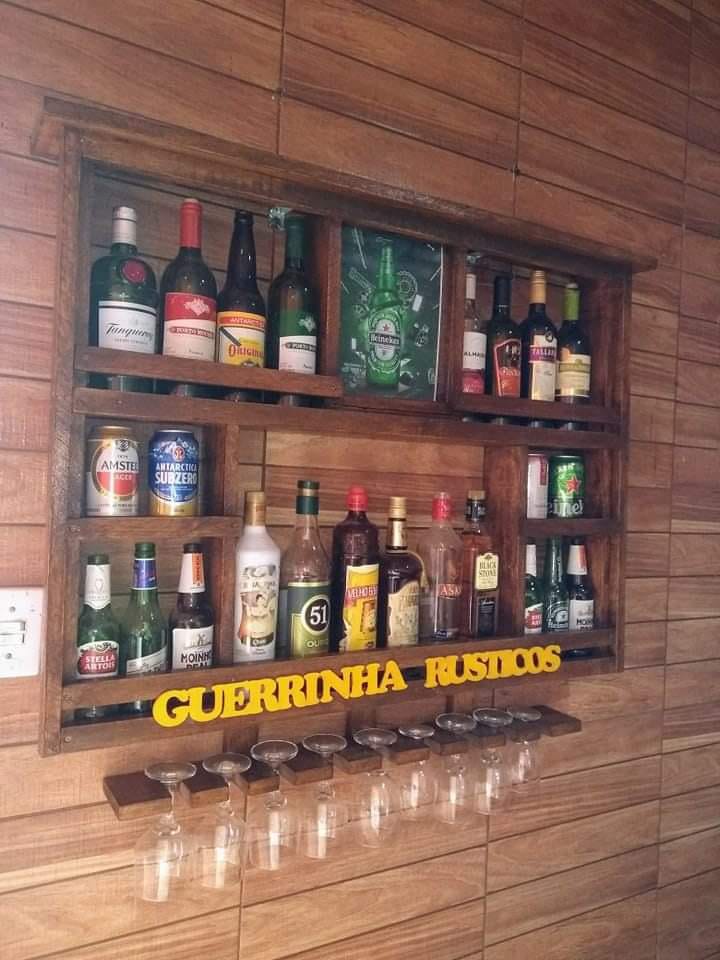 Barzinho de madeira com nome gravado em letras de relevo