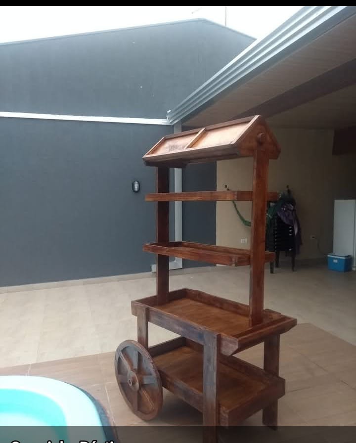 Carrinho de bar artesanal em madeira com roda de carroça
